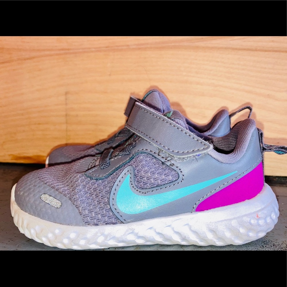 Cute toddler NIKE sneakers with lots of life left. Only used twice SIZE 7